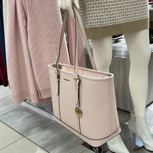 MICHAEL KORS
Jet Set Travel Lg Top Zip Shoulder Tote Saffiano Leather
Pwdr Blush - Picture 13 of 16